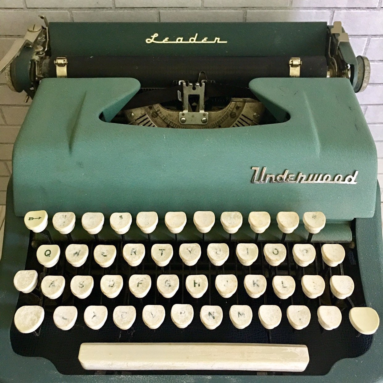 Vintage 1956 Underwood Leader Portable Typewriter with