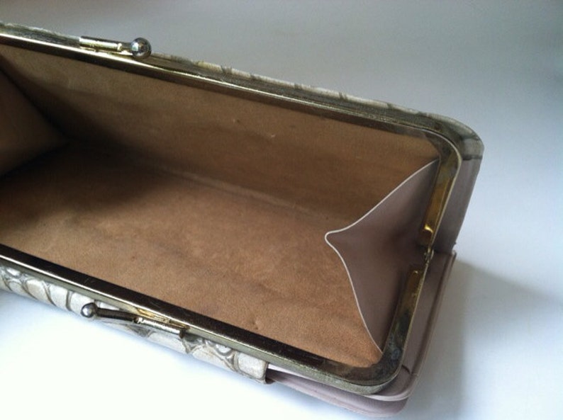 Vintage Newey England Faux White Alligator Kiss Clasp Mod Clutch Checkbook Wallet Coin Pocket