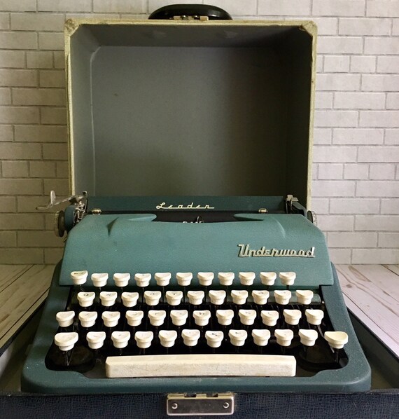 Vintage 1956 Underwood Leader Portable Typewriter with