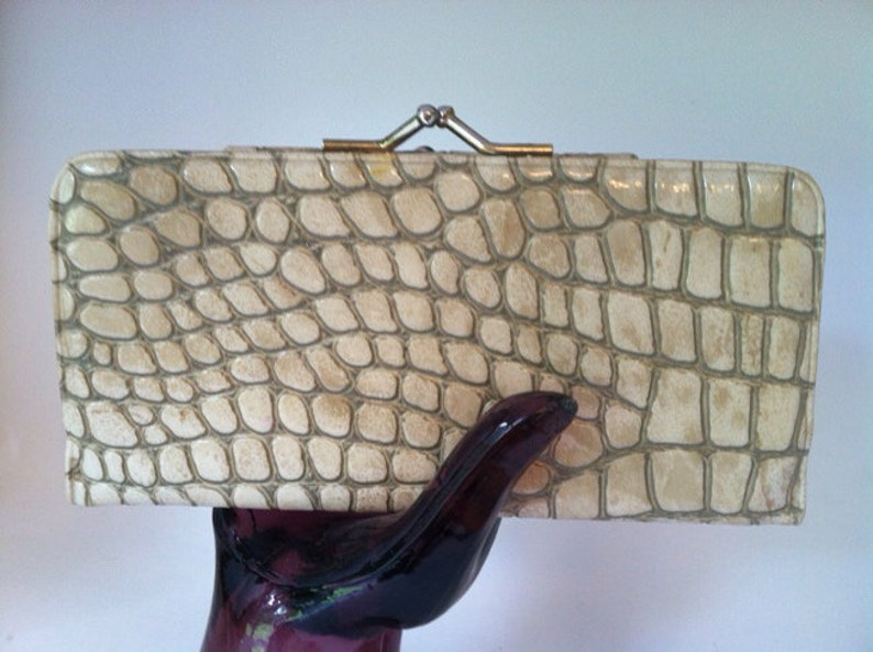 Vintage Newey England Faux White Alligator Kiss Clasp Mod Clutch Checkbook Wallet Coin Pocket
