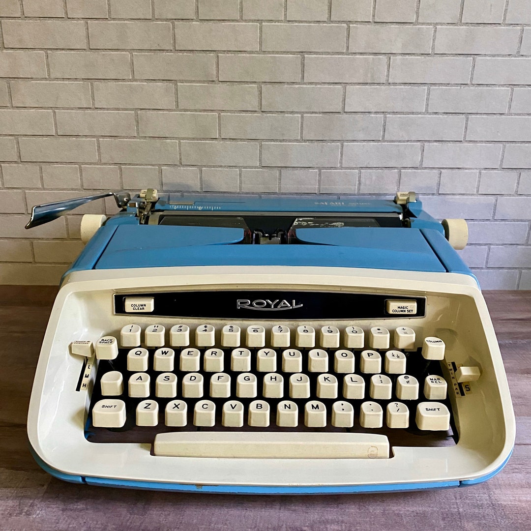 Vintage 1960's Royal Safari Deluxe Manual Typewriter With Carry