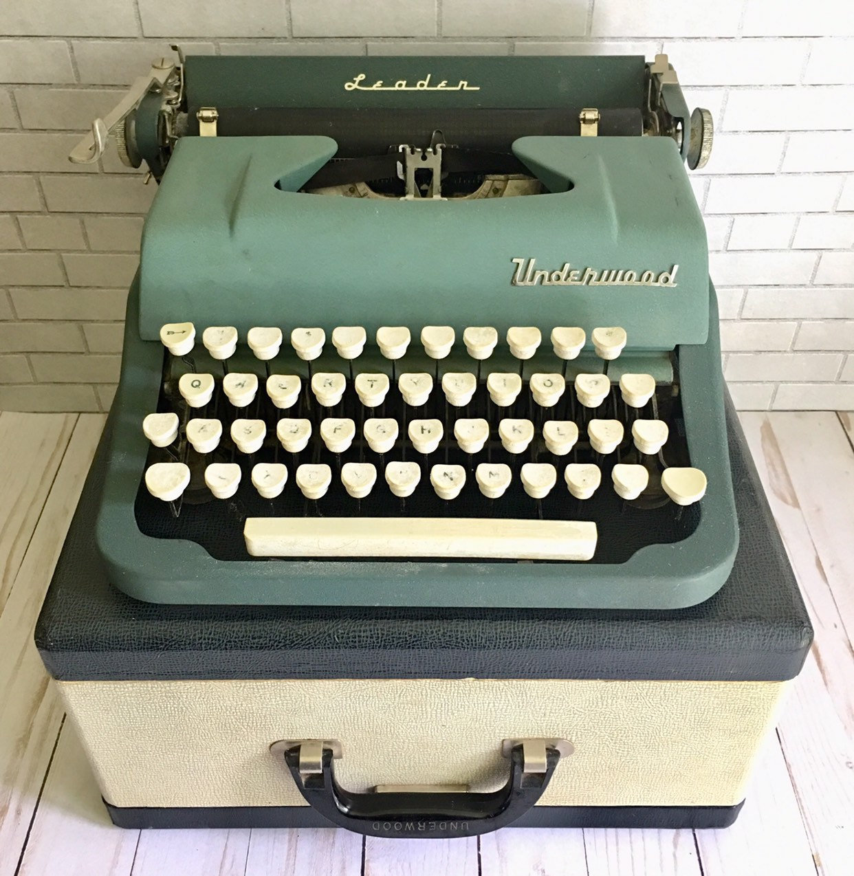Vintage 1956 Underwood Leader Portable Typewriter With Vintage 1956 Underwood Leader Portable Typewriter With