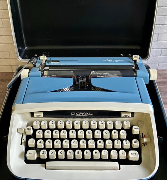 Vintage 1960's Royal Safari Deluxe Manual Typewriter With Carry