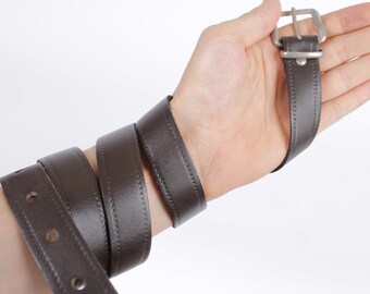 Vintage brunt läderbälte med spänne: Robust äkta läder