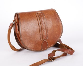 Vintage Cognac Leather Saddle Axelremsväska, Rundad Flik med Central Sömnad, Justerbar Rem