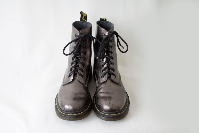 US6 Dr Martens Vintage Metallic Silver Leather Doc Martens Boots EU37 US6 UK4 for Women