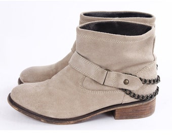 Botines vintage de ante de los años 90: botas con cadena y cinturón en beige crema, talla 8.5