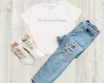 未来は女性のものTシャツ：ミニマルな女性エンパワーメントTシャツ