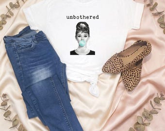 Audrey Hepburn 'Unbothered' T-shirt, kauwgom blazen