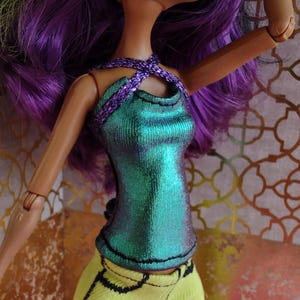 Top de tirantes con cuello cruzado y efecto tornasol de jade en morado - MH Monster Girl High Fashion