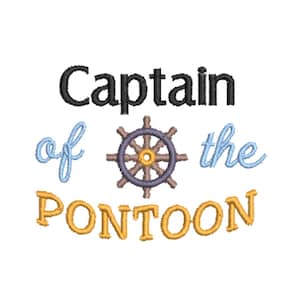 Pode incluir: Design bordado com as palavras "Captain of the Pontoon". A palavra "Captain" está em preto, "of" e "the" em azul claro e "PONTOON" em dourado. Um leme de navio está no centro.