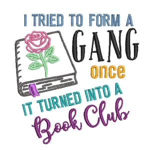 Puede incluir: Un diseño con temática de club de lectura con un libro cerrado con una rosa rosa en la portada. El texto dice "Traté de formar una pandilla una vez, se convirtió en un club de lectura".