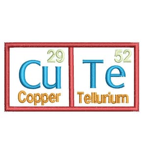 Może przedstawiać: Grafika w kolorze czerwonym i białym z napisem "CuTe" w niebieskich literach. Litery są stylizowane tak, aby przypominały symbole pierwiastków chemicznych. Liczby "29" i "52" znajdują się nad literami, a słowa "Miedź" i "Tellur" pod literami.