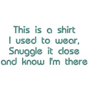 Op de afbeelding: Tekstkunstontwerp met de woorden "This is a shirt I used to wear, Snuggle it close and know I'm there".