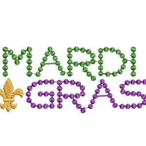 Może przedstawiać: Wzór haftu z motywem Mardi Gras z napisem "MARCH GRAS" w zielonych i fioletowych koralikach z złotą lilią.