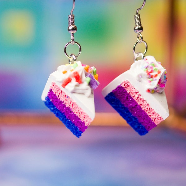 Pendientes de pastel con la bandera del orgullo bisexual LGBT+ estilo kawaii, con glaseado y chispas de colores.