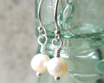 Pendants d'oreilles perle | Boucles d'oreilles minimalistes | Cadeau amoureux de l'océan | Perles d'eau douce | Boucles d'oreilles de mariée | Bijoux de mariage | Style de plage