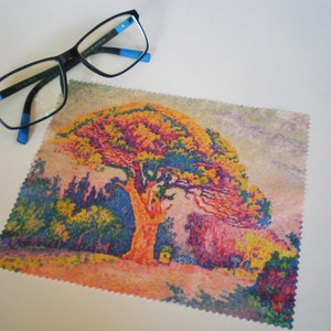 May include: A colourful microfiber cleaning cloth featuring a painting of a large tree in a field. The cloth is designed for cleaning glasses and other delicate surfaces.