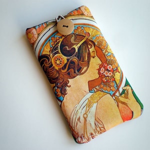 Puede incluir: Una funda rectangular de tela para teléfono con una ilustración Art Nouveau de una mujer con cabello suelto y flores. La funda tiene un cierre de botón de madera. La paleta de colores incluye tonos de marrón, dorado y verde.