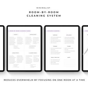 Può includere: Un sistema di pulizia minimalista stanza per stanza visualizzato su quattro tablet. I tablet presentano liste di controllo e schede di pulizia per varie stanze, tra cui la cucina e l'home office. Il testo in basso recita: "Riduce l'affaticamento concentrandosi su una stanza alla volta".