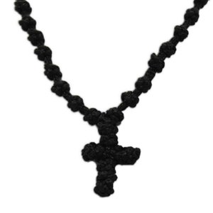 Puede incluir: Un collar de cuerda anudada negra con un colgante de cruz.