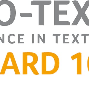 Pu&ograve; includere: Un logo grigio e bianco con il testo "OEKO-TEX&reg; CONFIDENCE IN TEXTILES STANDARD 100". Il logo &egrave; circondato da un cerchio grigio con un cerchio giallo al centro.