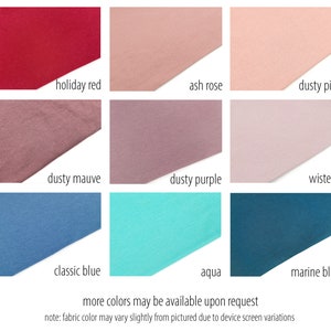 Pu&ograve; includere: Cartella colori che mostra dieci colori di tessuto diversi: rosso festivo, rosa cenere, rosa polveroso, malva polveroso, viola polveroso, glicine, blu classico, acquamarina, blu navy.  Altri colori potrebbero essere disponibili su richiesta. Nota: Il colore del tessuto potrebbe variare leggermente rispetto all'immagine a causa delle variazioni dello schermo del dispositivo.