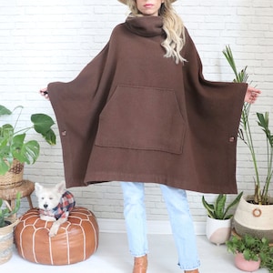 Poncho de lana color marrón moca estilo años 70 / Talla única / Capa vintage con cuello alto y bolsillo tipo canguro