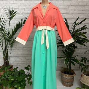 Maxi-jurk met kleurblokken uit de jaren 60 | Maat M | Vintage jurk met wijde mouwen in koraalroze, aquamint en knoopsluiting aan de voorkant met tailleband