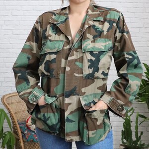 Vintage Camo Jacke | XS bis S zierlich |  70er 80er Jahre Camouflage Feldjacke | Chore Grunge Arbeit Militärische Armee Leichte Baumwolljacke |