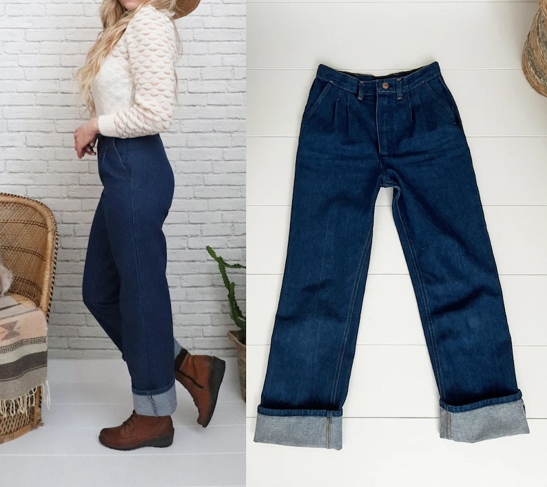 K&ouml;nnte beinhalten: Eine dunkelblaue Jeanshose mit hoher Taille und umgeschlagenem Saum. Die Jeans hat einen geraden Schnitt und ist aus Denim gefertigt.