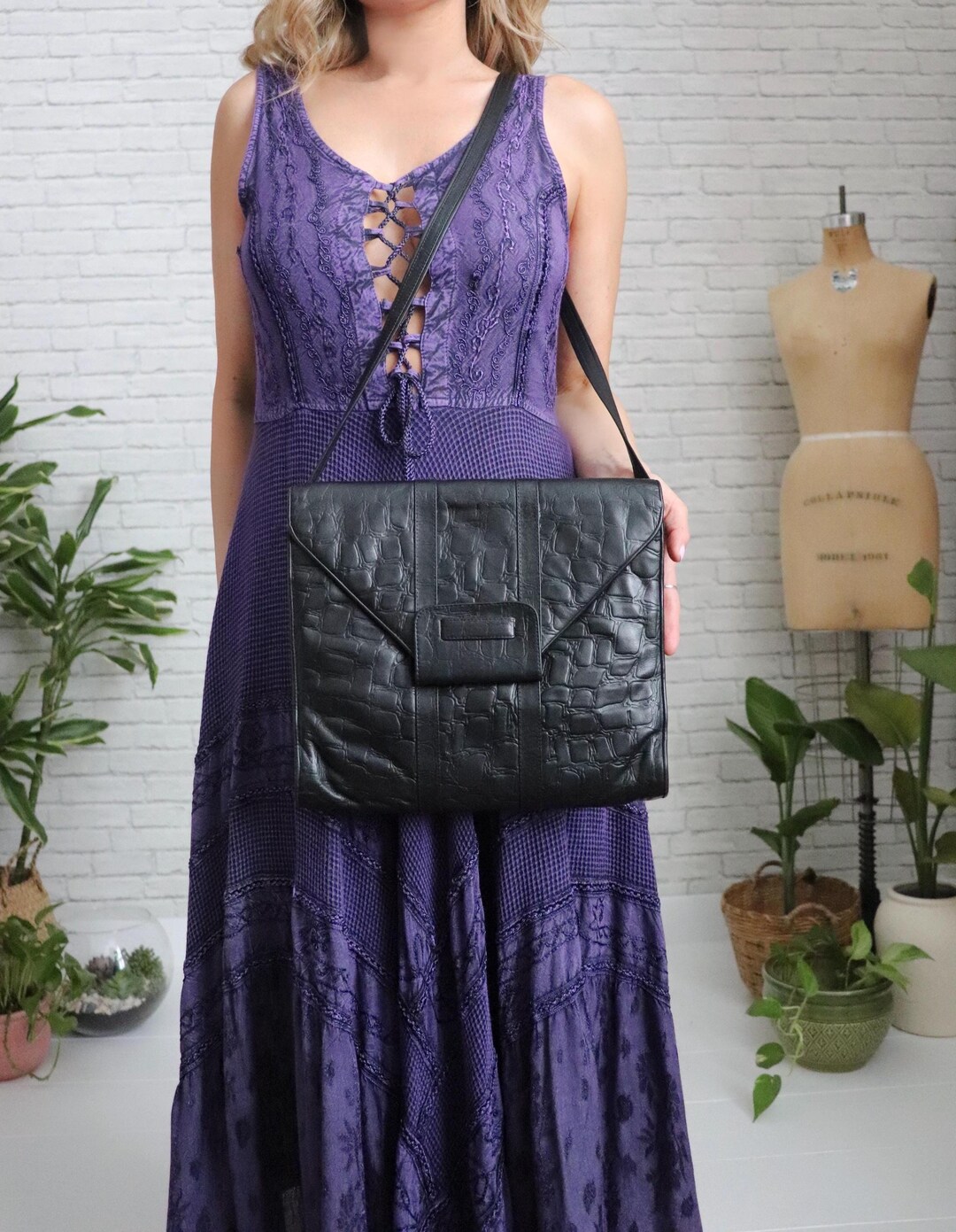 Sac à Main Vintage Cuir Rouge Forme Hexagonale - Petit, Bandoulière, Fermeture Magnétique