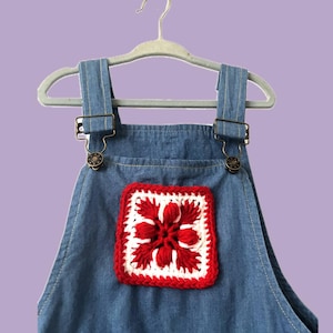 Upcycled overalls gehaakte ulu quilt lichtblauwe denim jurk peuter 4-6 jaar oud OOAK handgemaakt