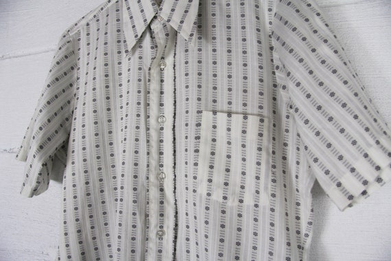70 s court manchon bouton vers le bas flèche de la flèche bas Vintage robe chemise Vertical rayé à motifs moyen grand 566e79 70 s court manchon bouton vers le bas flèche de la flèche bas Vintage robe chemise Vertical rayé à motifs moyen grand 566e79
