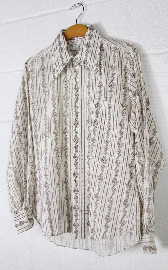 70 ' s Paisley rayé 70 ' vers s chemise bouton homme psychédélique Long Manche bouton vers ' le bas de la robe chemise Vintage taille moyenne 15-15,5 Made in USA 82ef12 70 ' s Paisley rayé 70 ' vers s chemise bouton homme psychédélique Long Manche bouton vers ' le bas de la robe chemise Vintage taille moyenne 15-15,5 Made in USA 82ef12