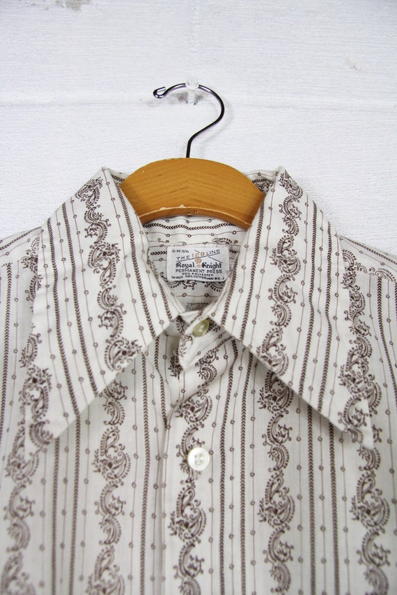 70 ' s Paisley rayé 70 ' vers s chemise bouton homme psychédélique Long Manche bouton vers ' le bas de la robe chemise Vintage taille moyenne 15-15,5 Made in USA 82ef12 70 ' s Paisley rayé 70 ' vers s chemise bouton homme psychédélique Long Manche bouton vers ' le bas de la robe chemise Vintage taille moyenne 15-15,5 Made in USA 82ef12