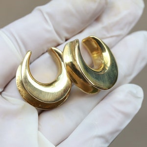 Simple brass ear saddle , front shapes is bigger then back shapes. have to have at least 20mm-13/16. to wear these.  price per pair