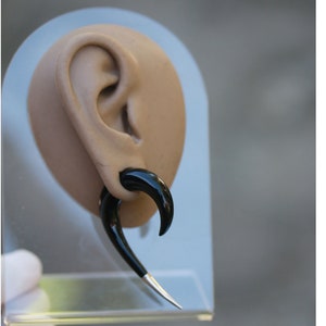 crochet tribal avec (alpaka) fausse jauge d&#39;oreille en argent, corne de buffle d&#39;eau, sculptée à la main. prix par paire