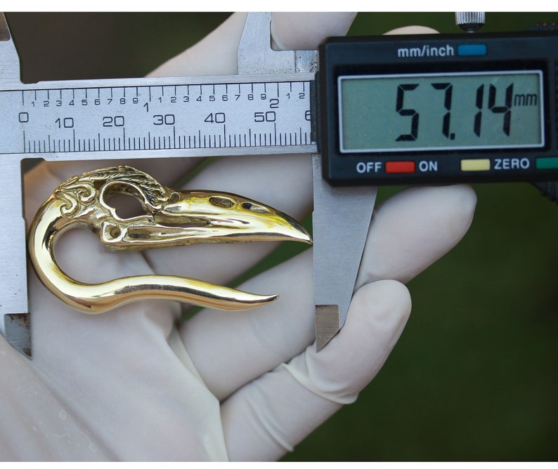 should have at least 6mm 3ga to wear these NEW Raven skull brass or silver plated brass ear weights please check the weight and detail