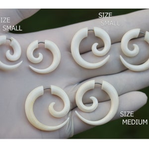 Eenvoudige kleine neppe spiraalmeters, met de hand gemaakt van rundbeen, met chirurgische stift van 316 l, hypoallergene prijs per paar.