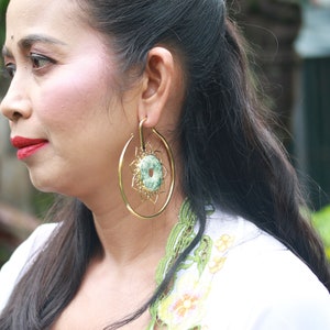 Pesas de latón hechas a mano con piedra: joyería tribal (8 g, 3 mm)