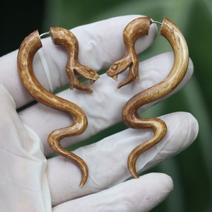 Nepmeter Anaconda-slang, handgemaakte koeienbottenthee gekleurd en 316 L chirurgische stift, hypoallergeen. Prijs per paar
