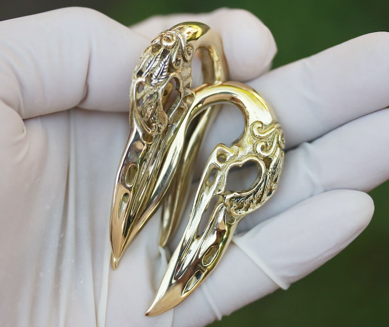 should have at least 6mm 3ga to wear these NEW Raven skull brass or silver plated brass ear weights please check the weight and detail