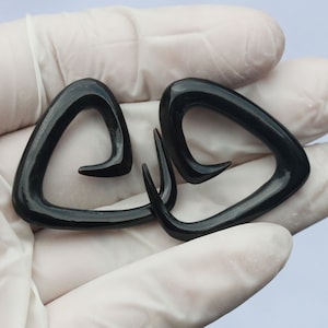 Handgefertigte Spirallehren aus Kuhfell in Dreiecksform (5 mm/4ga)