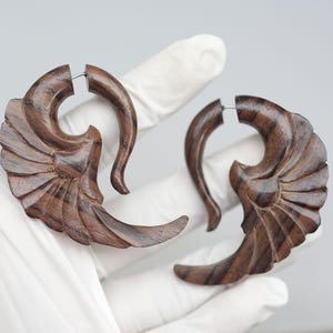 Tribal wings nep-oorbellen, handgemaakt sonohout, prijs per paar