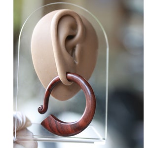 Dilatador de oreja de aro de madera Sono hecho a mano: joyería corporal tribal