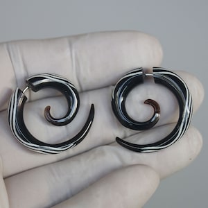 Handgefertigte Kuh-Horn-Spiralen-Ohrringe: Harz-Inlay, Stift aus Chirurgenstahl