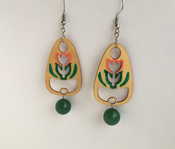 Tulip laser cut plywood drop earrings with green semi precious stone Tulpe lasergeschnittene Sperrholz-Ohrringe mit grünem Halbedelstein