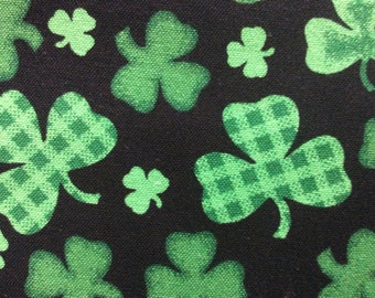Kratka gingham i solidne koniczynki firmy Fabric Traditions/Materiały do pikowania/Dzień Świętego Patryka/Koniczyna/Kratka/Czarne tło/Kawałek materiału 34"