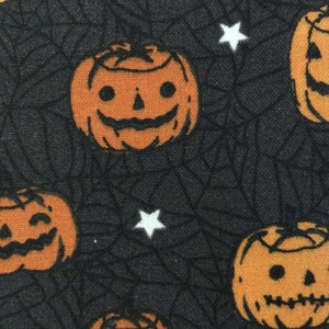 Jack o Lanterns de Joann Fabrics/Quilting Sewing Craft Fabric/Halloween/Oct 31/Orange Black White/Stars/BlackBackground/HALF YARD Pricing